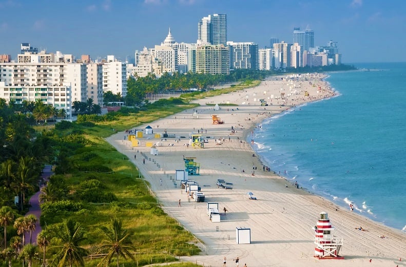 Praia e nudismo na Haulover Beach em Miami