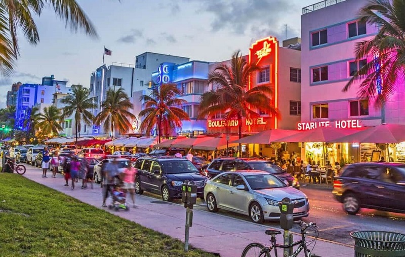 Avenida Ocean Drive para curtir a noite em Miami 