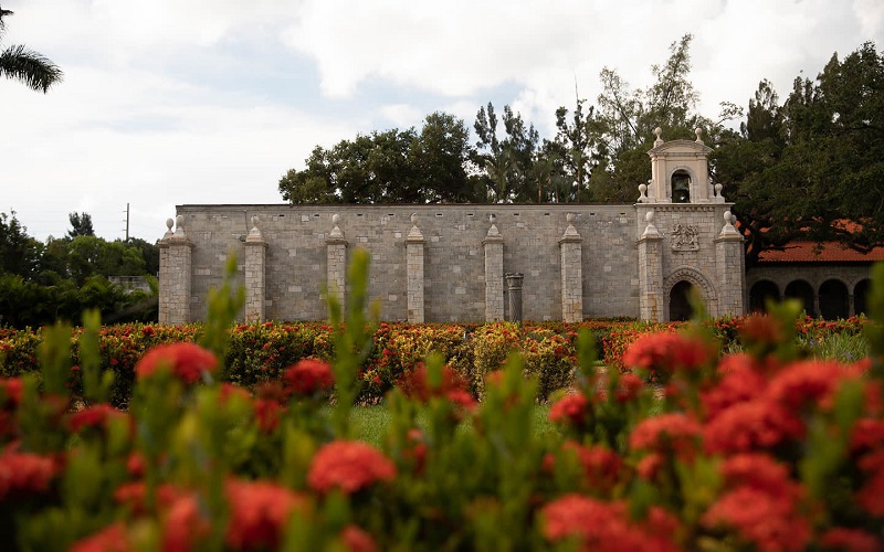 Ancient Spanish Monastery Cloister and Gardens em uma viagem romântica por Miami 