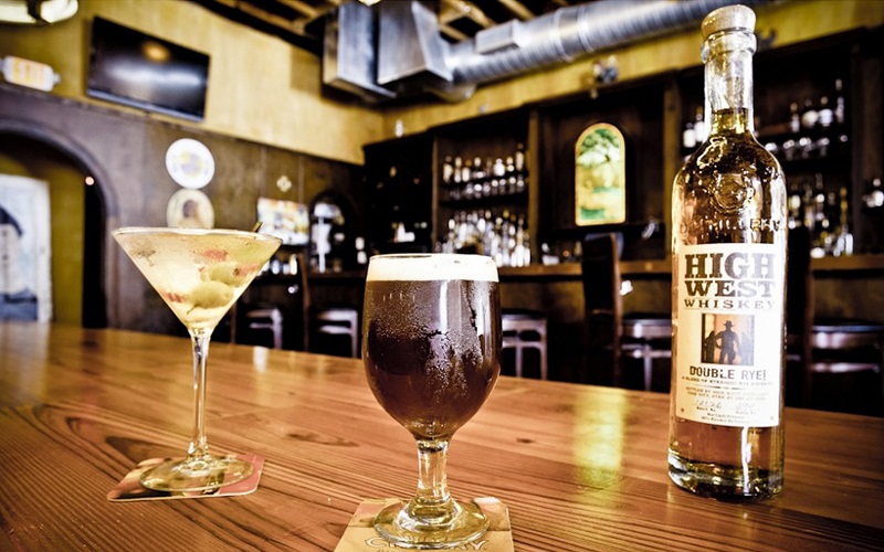 Cervejas e drinks no The Abbey Pub em Miami