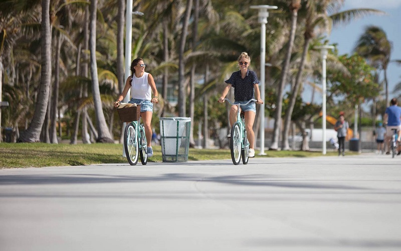 Andando de bicicleta no Lummus Park em Miami