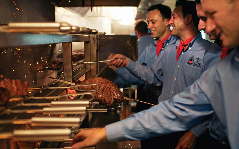 Funcionários trabalhando na churrascaria Fogo de Chão em Miami 