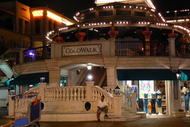 Noite no Cocowalk Mall Miami em Coconut Grove