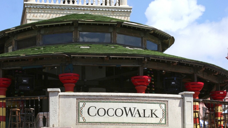 Fachada do Cocowalk Mall Miami em Coconut Grove