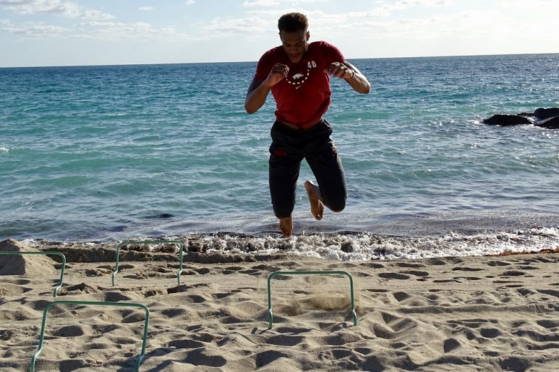 Homem fazendo circuito em praia em Miami