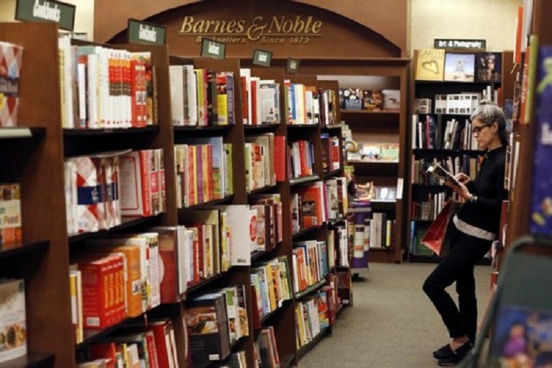 Pessoa lendo na livraria Barnes & Noble em Miami
