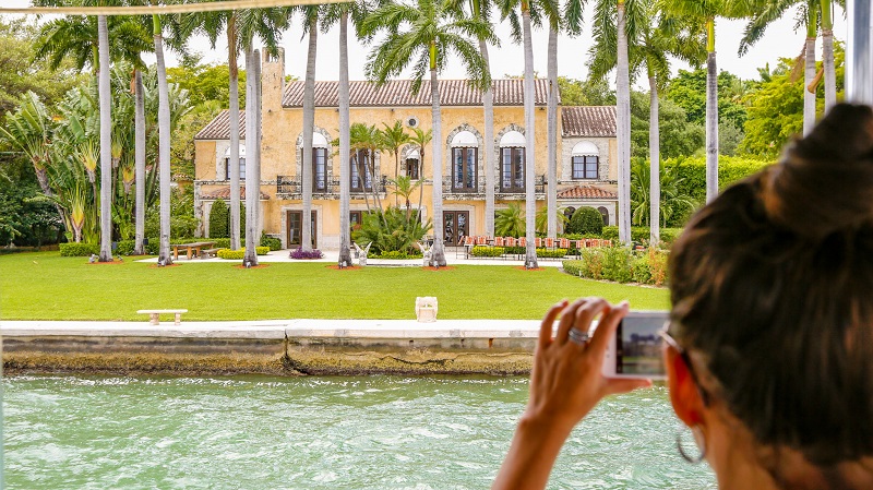 Tirando fotos das casas de famosos no canal de Miami