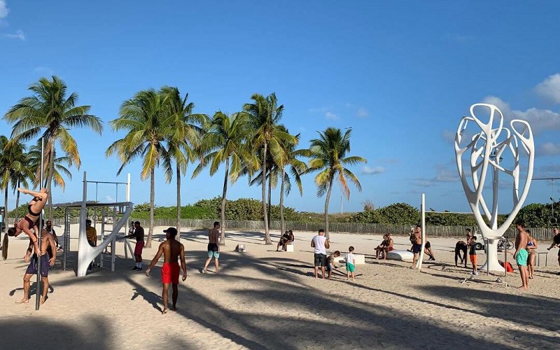 Pessoas fazendo exercícios em South Beach Miami