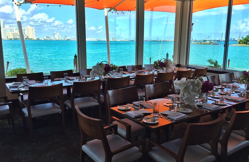 Beleza do restaurante Rusty Pelican em Key Biscayne Miami