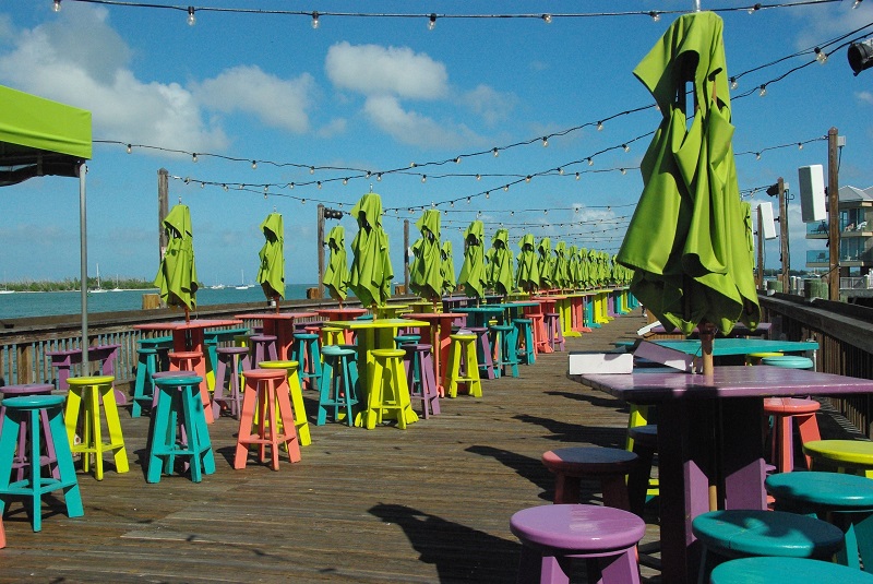 Mesas e banquinhos na Mallory Square em Key West