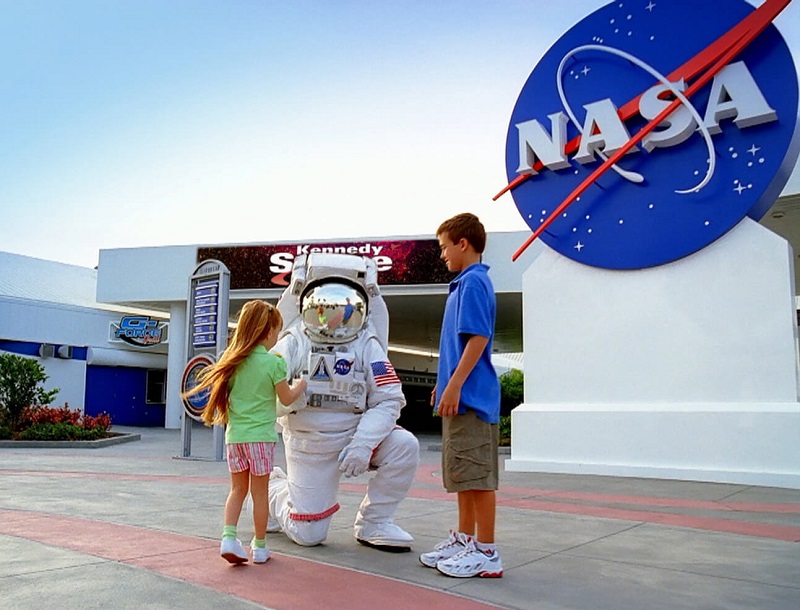 Crianças no Parque Kennedy Space Center em Orlando