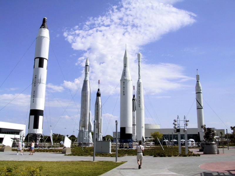 Foguetes e naves espaciais no Parque Kennedy Space Center em Orlando